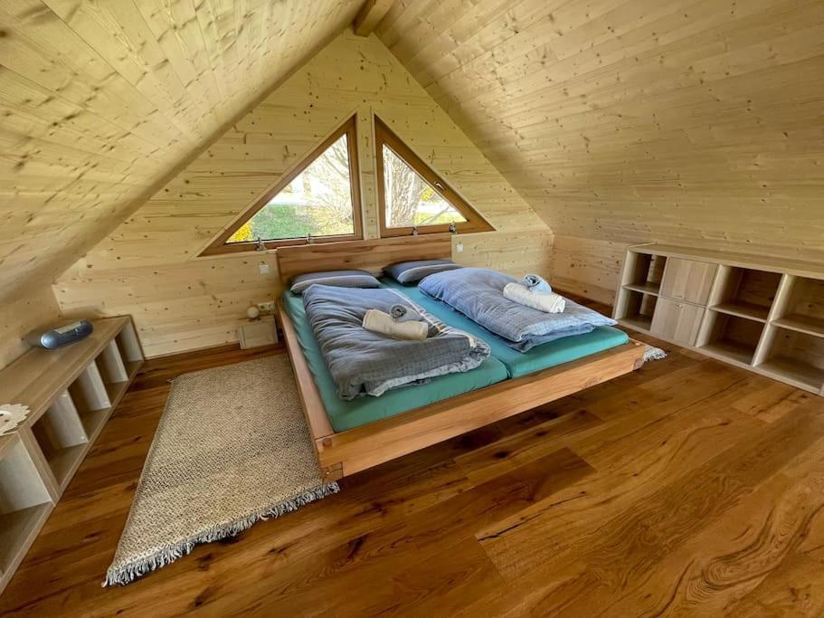 Zweistoeckiges Natur-holzhaus Mit Berg- & Seesicht