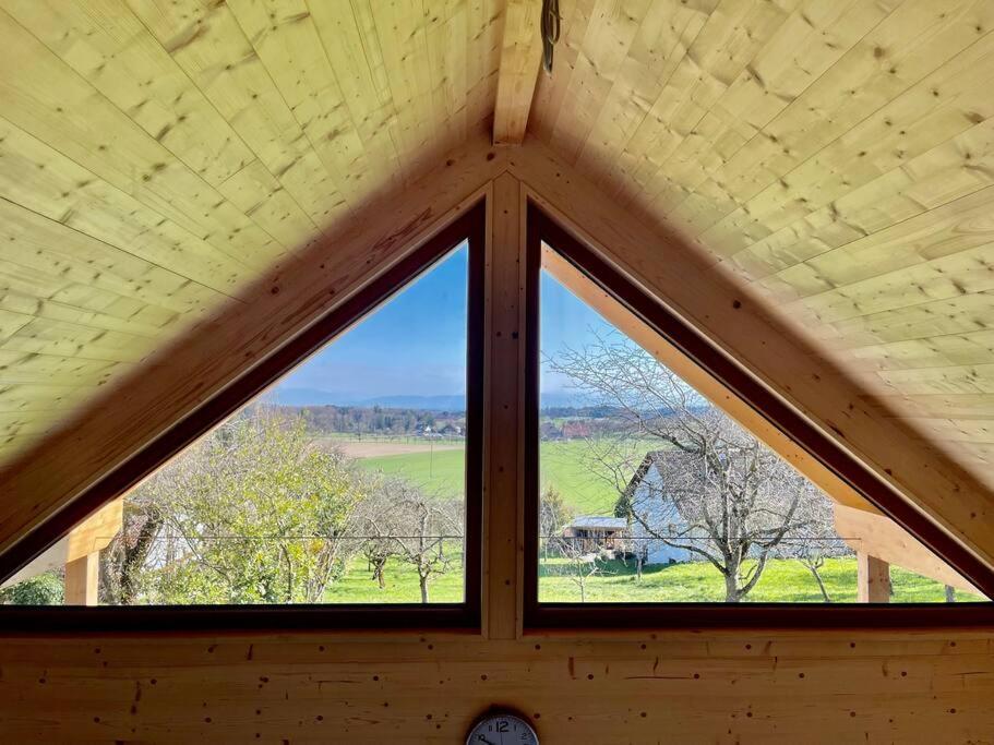 Ferienhaus Zweistoeckiges Natur-holzhaus Mit Berg- & Seesicht *