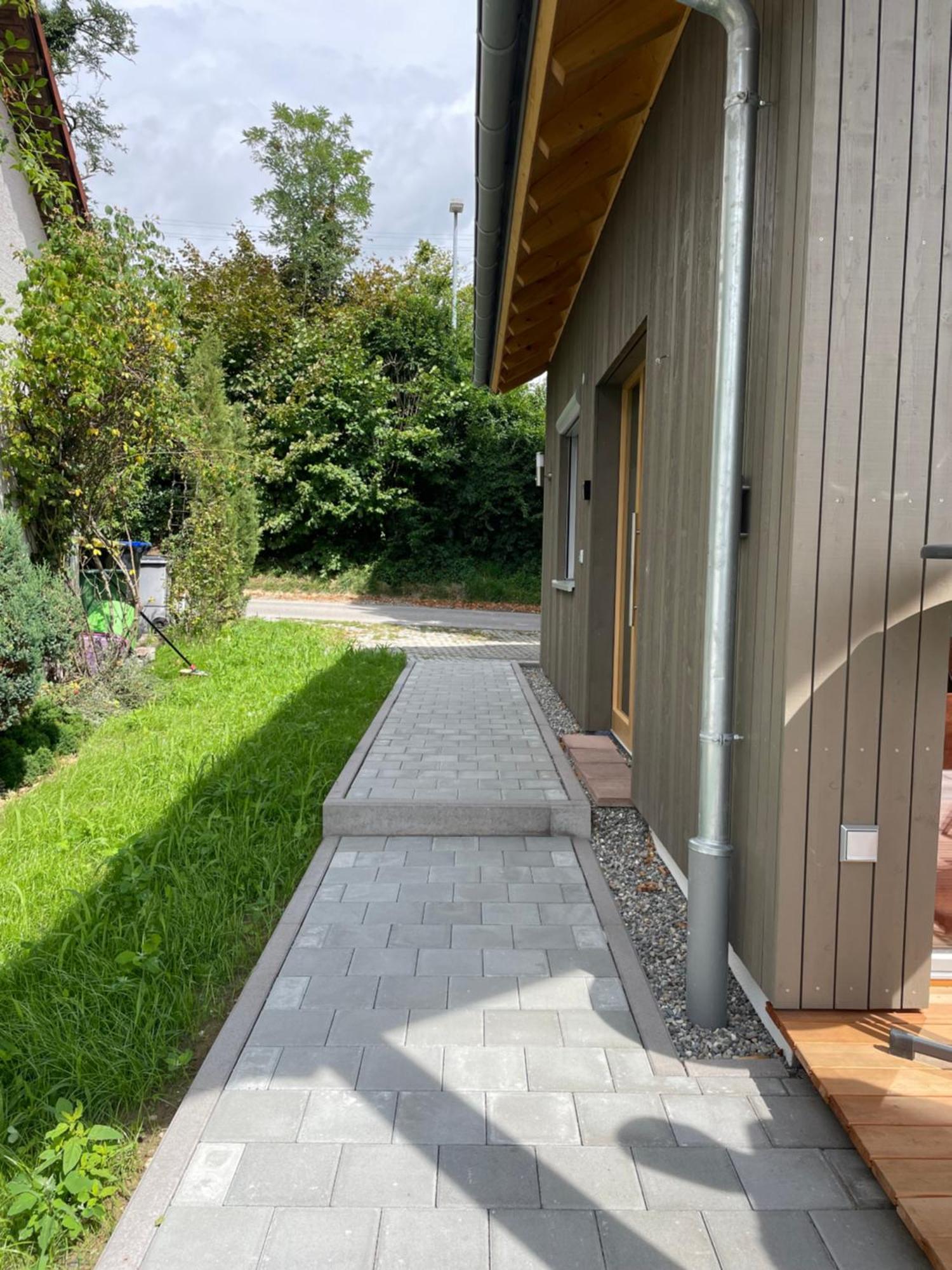 Zweistoeckiges Natur-holzhaus Mit Berg- & Seesicht Ferienhaus *